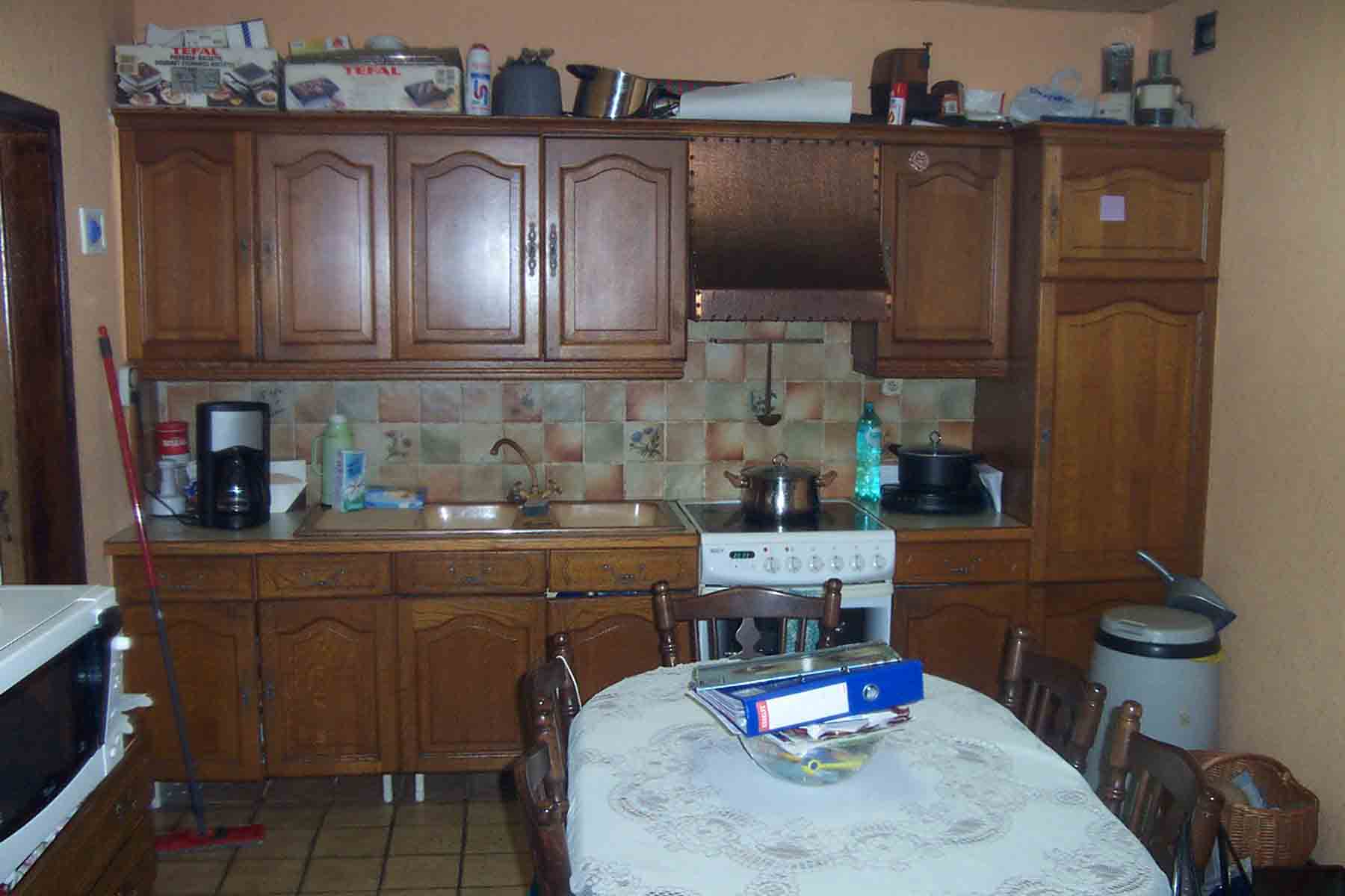 la cuisine o l'on remarque une tache bizarre en haut  droite ( gauche du mmo carr)