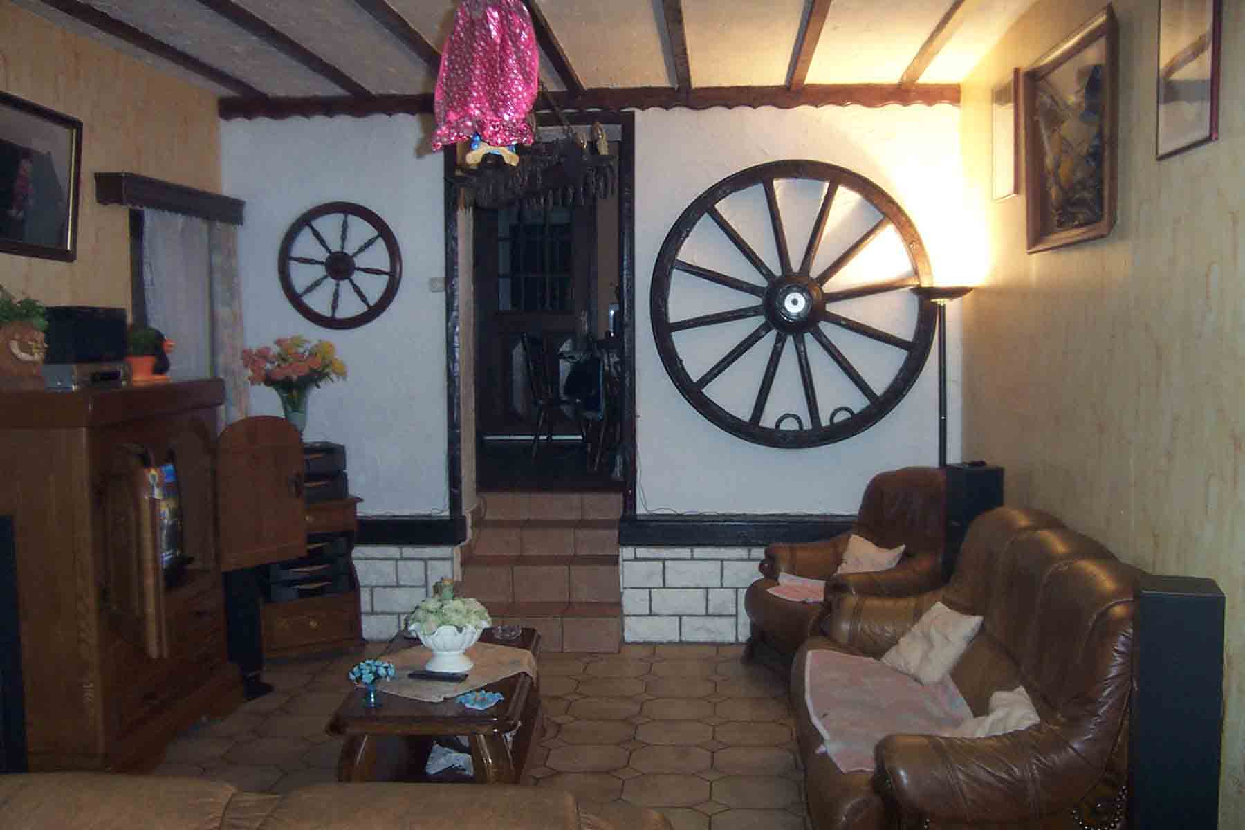 dans la roue, vous remarquez deux pices circulaires dont l'une fut, parat-il, projete violemment sans intervention humaine